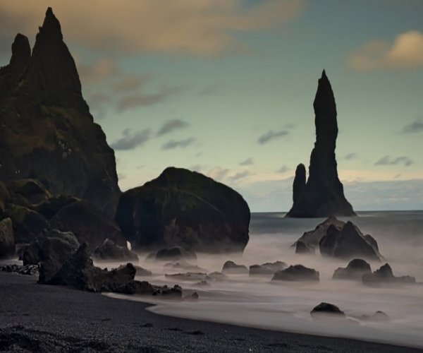 Praia de areias negras Reynsfjara