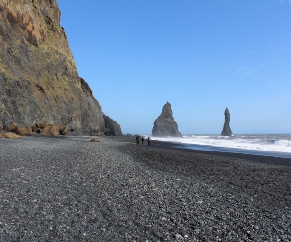 Praia de areias negras Reynsfjara